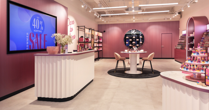 Maatwerk interieur voor Pink Gellac Colour Boutique Den Haag door Smeulders Interieurwerken