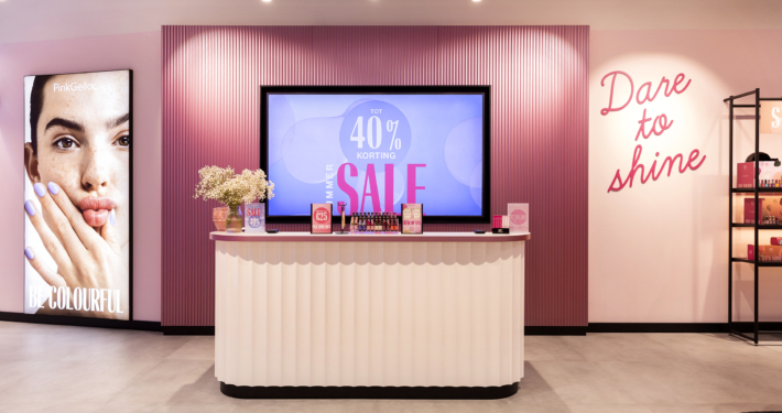 Maatwerk interieur voor Pink Gellac Colour Boutique Den Haag door Smeulders Interieurwerken