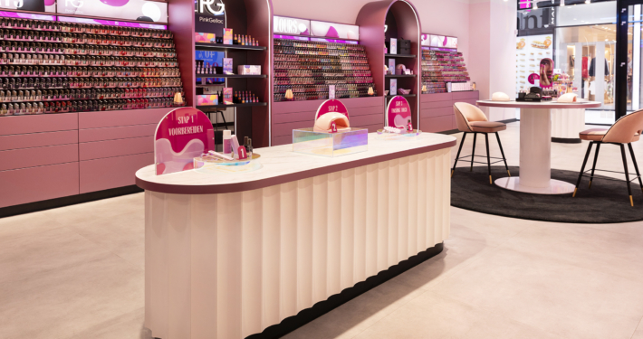 Maatwerk interieur voor Pink Gellac Colour Boutique Den Haag door Smeulders Interieurwerken