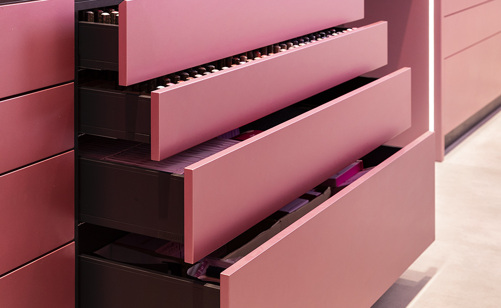 Maatwerk interieur voor Pink Gellac Colour Boutique Den Haag door Smeulders Interieurwerken