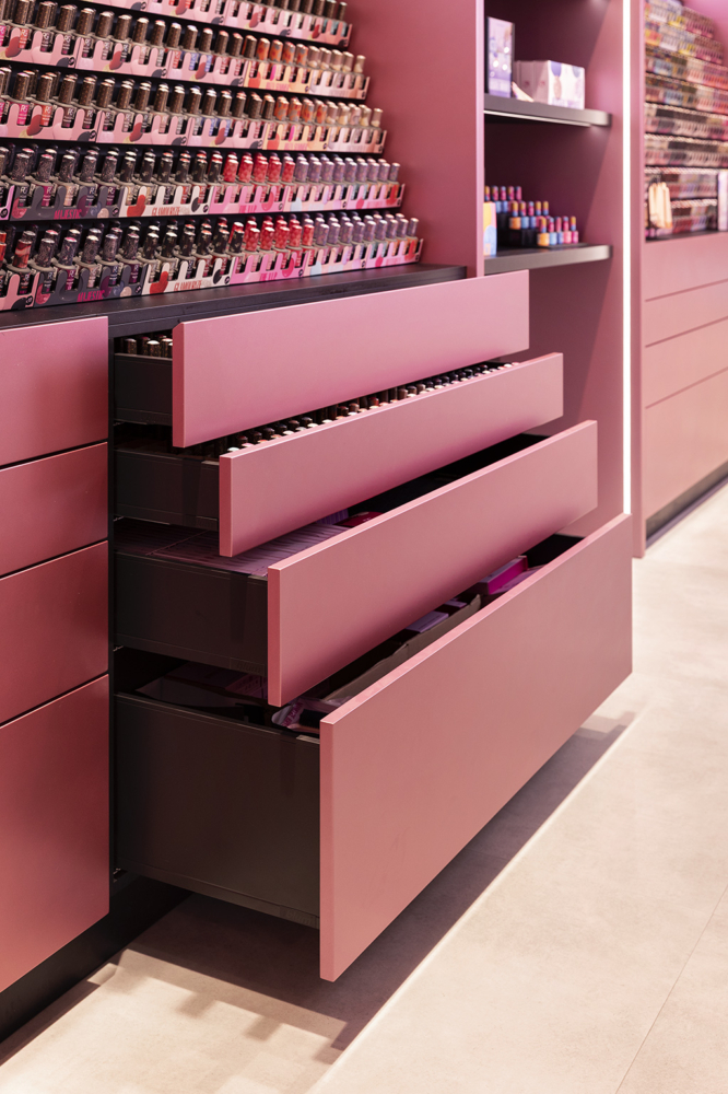 Maatwerk interieur voor Pink Gellac Colour Boutique Den Haag door Smeulders Interieurwerken