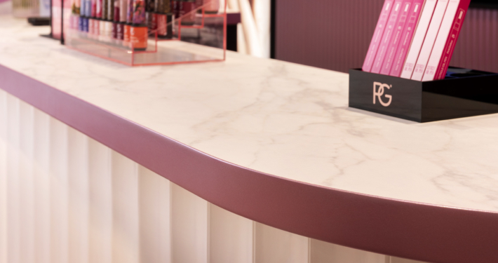Maatwerk interieur voor Pink Gellac Colour Boutique Den Haag door Smeulders Interieurwerken