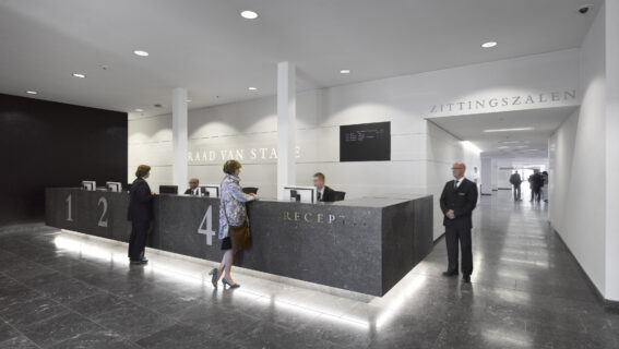 Maatwerk interieur Raad van State Den Haag door Smeulders Interieurgroep