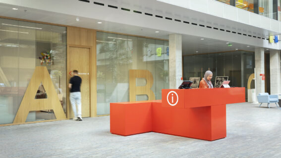 Interieur Huis voor de Stad, Helmond door Smeulders Interiuergroep