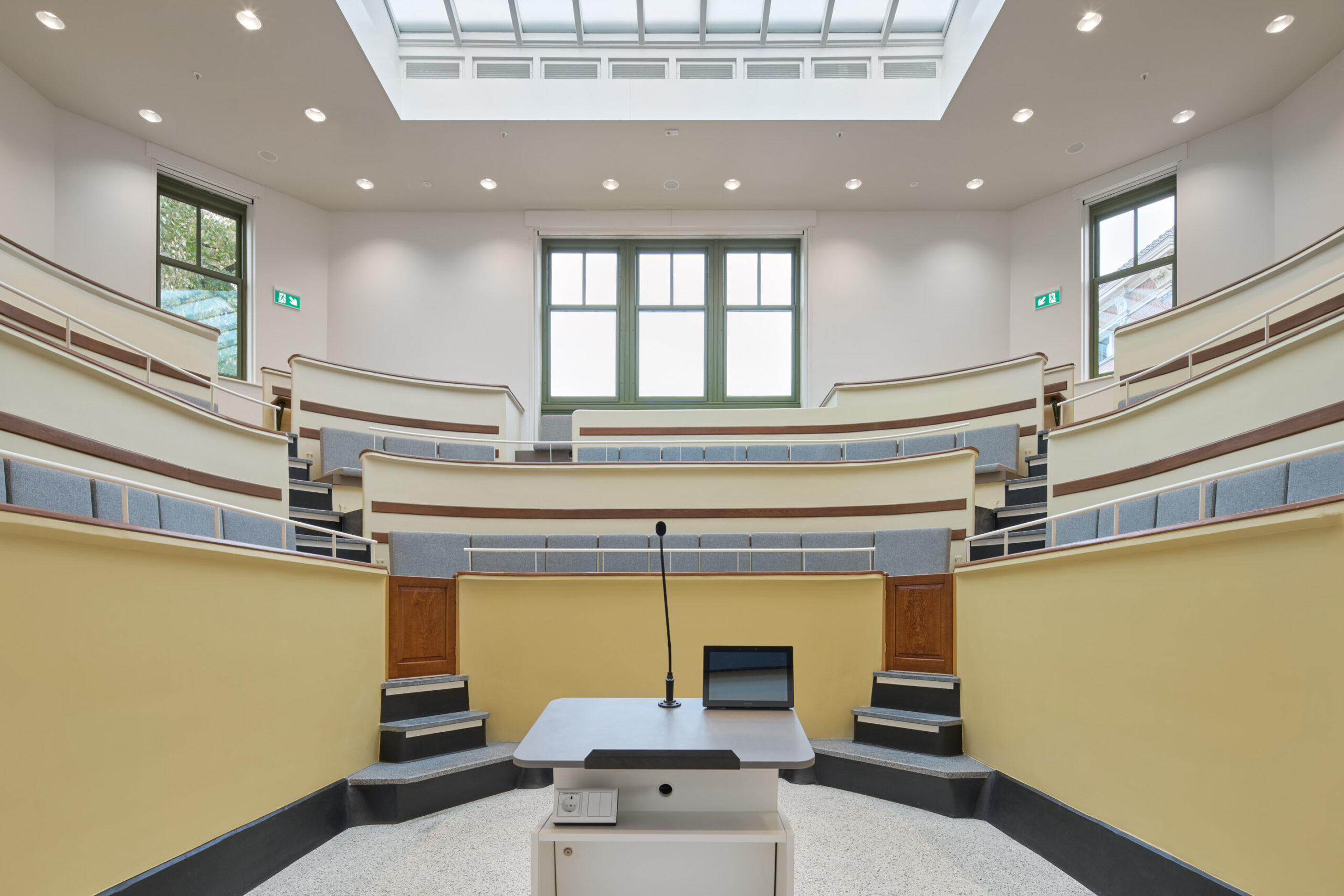 Interieur Bibliotheek Universiteit Amsterdam door Smeulders Interieurgroep