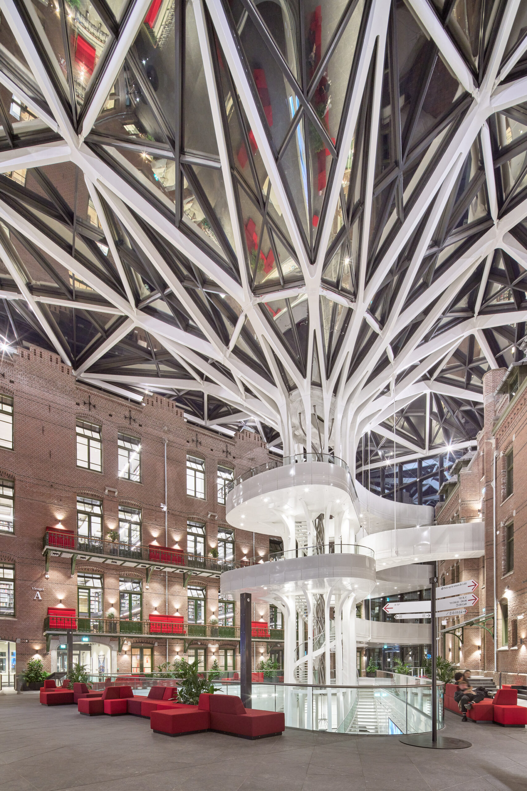 Interieur Bibliotheek Universiteit Amsterdam door Smeulders Interieurgroep