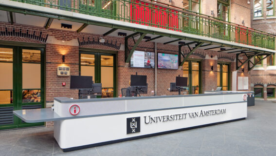 Interieur Bibliotheek Universiteit Amsterdam door Smeulders Interieurgroep