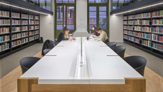 Interieur Bibliotheek Universiteit Amsterdam door Smeulders Interieurwerken