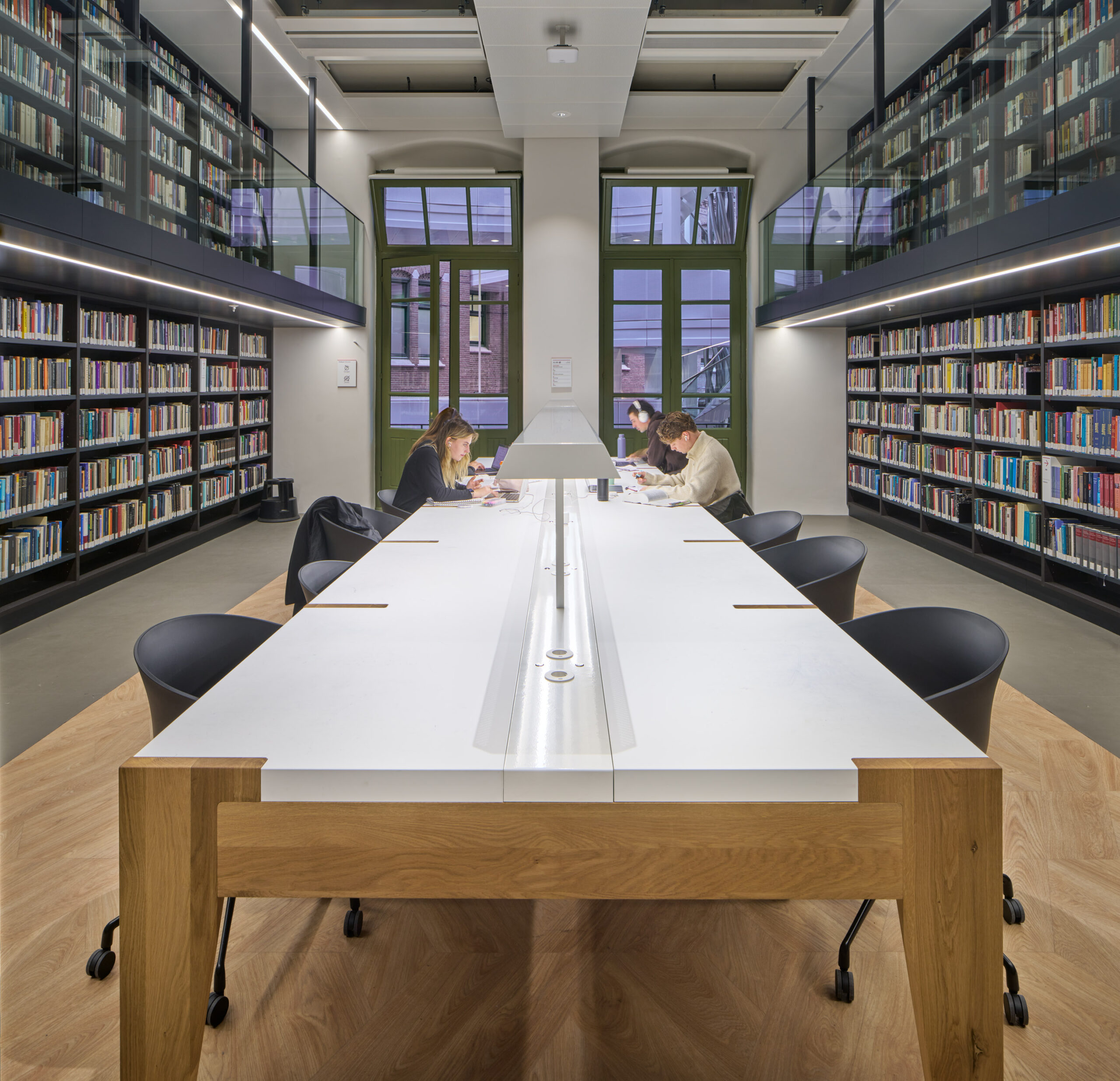 Interieur Bibliotheek Universiteit Amsterdam door Smeulders Interieurwerken