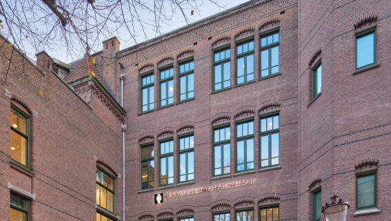 Interieur Bibliotheek Universiteit Amsterdam door Smeulders Interieurwerken