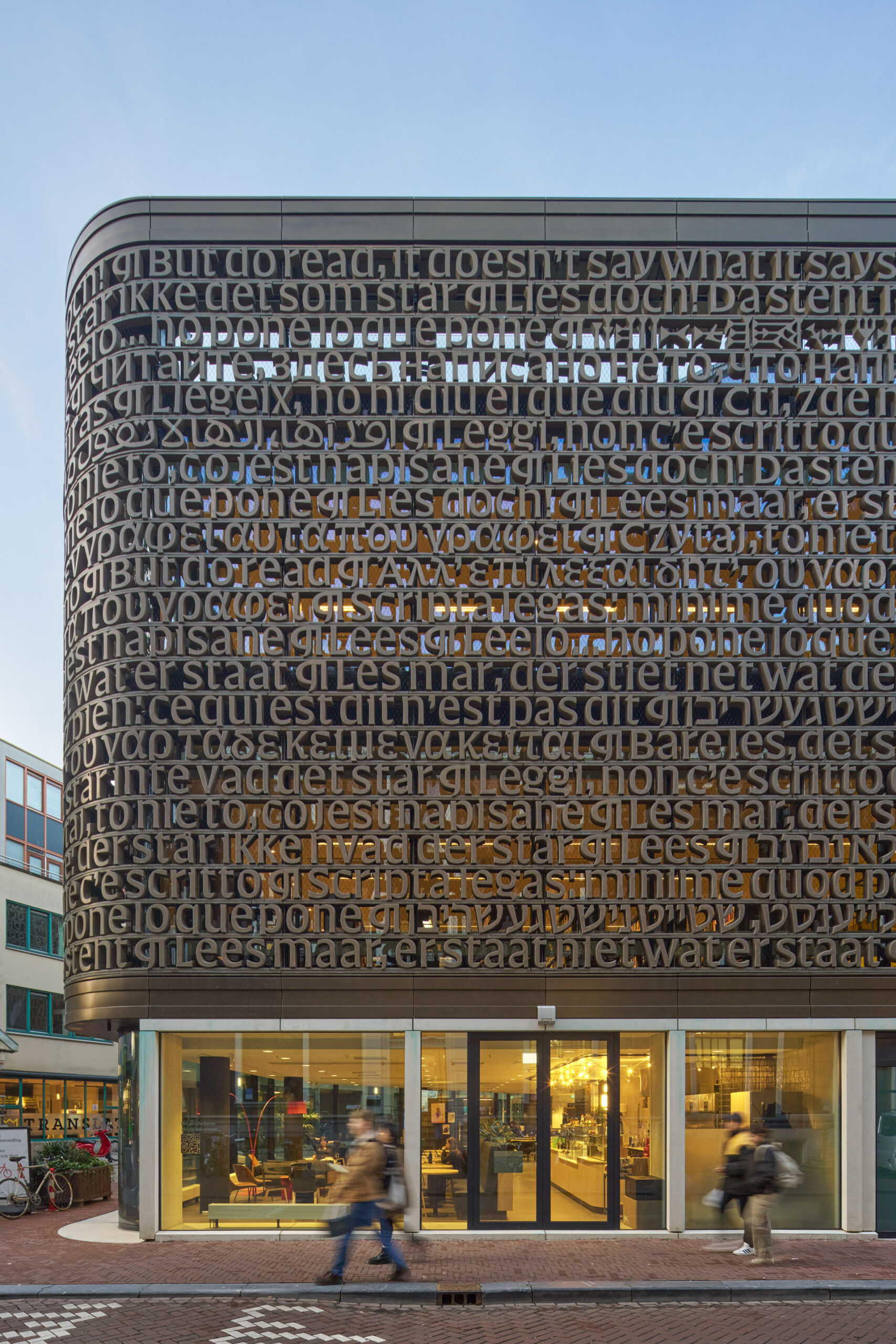 Interieur Bibliotheek Universiteit Amsterdam door Smeulders Interieurwerken