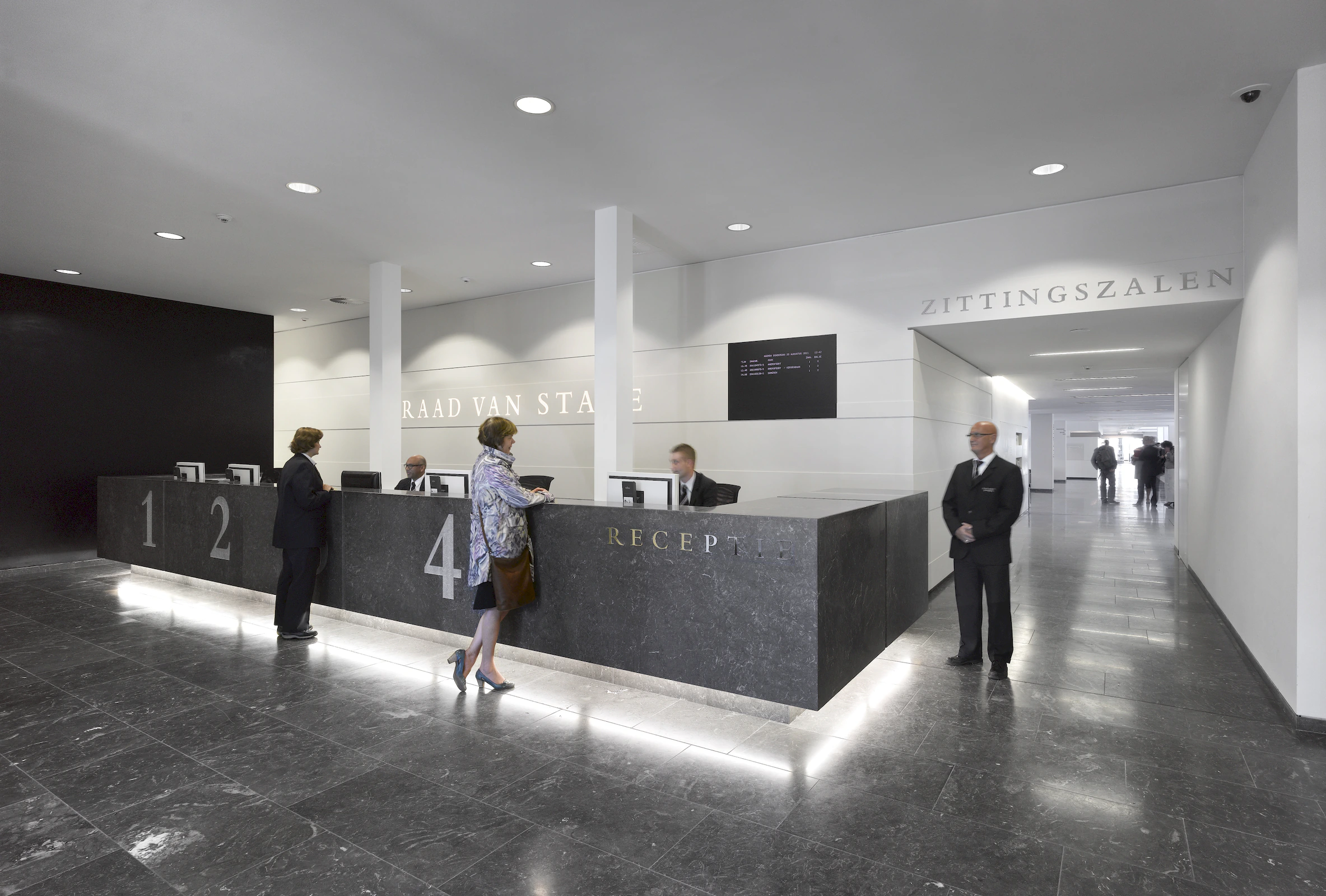 Maatwerk interieur Raad van State Den Haag door Smeulders Interieurgroep