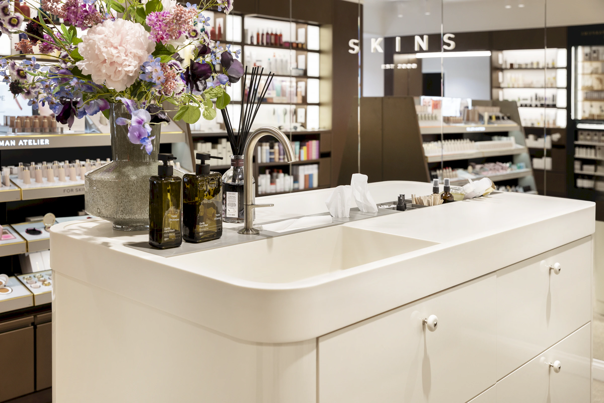 Maatwerk interieur Skins Den Haag door Smeulders Interieurgroep