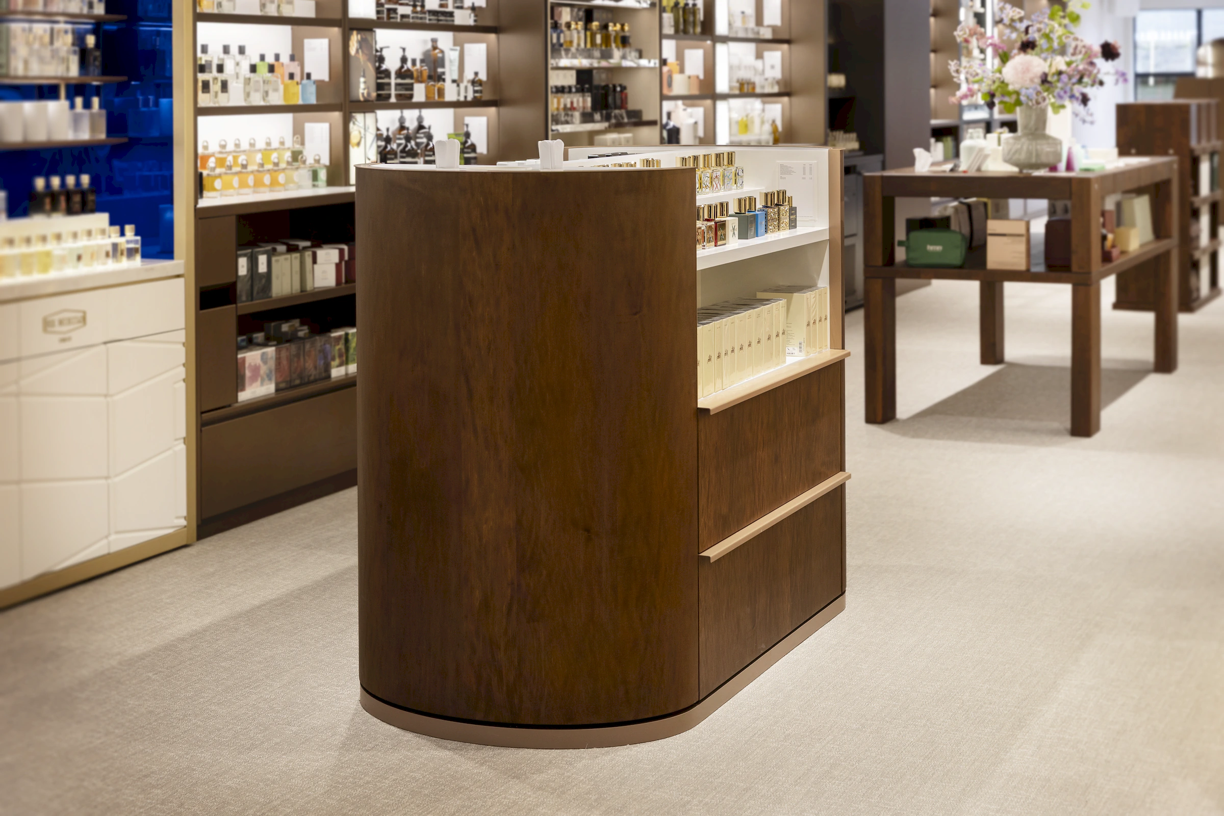 Maatwerk interieur Skins Den Haag door Smeulders Interieurgroep